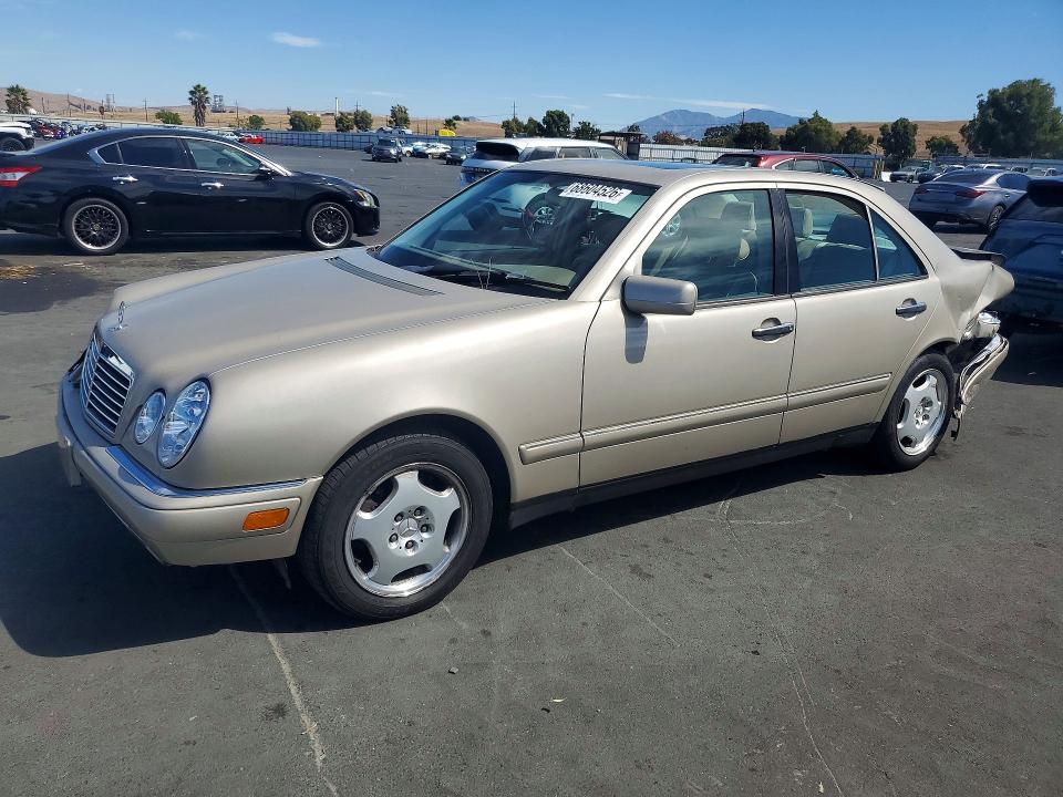 68604526 :رقم المزاد ، WDBJF70H7XA815686 vin ، 1999 Mercedes-benz E مزاد بيع