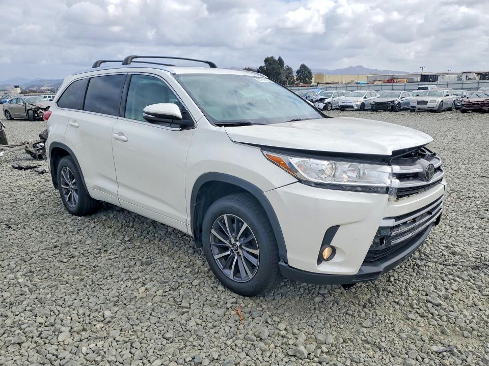 2017 Toyota Highlander მანქანა იყიდება აუქციონზე, vin: 5TDKZRFH3HS512375, აუქციონის ნომერი: 67715656