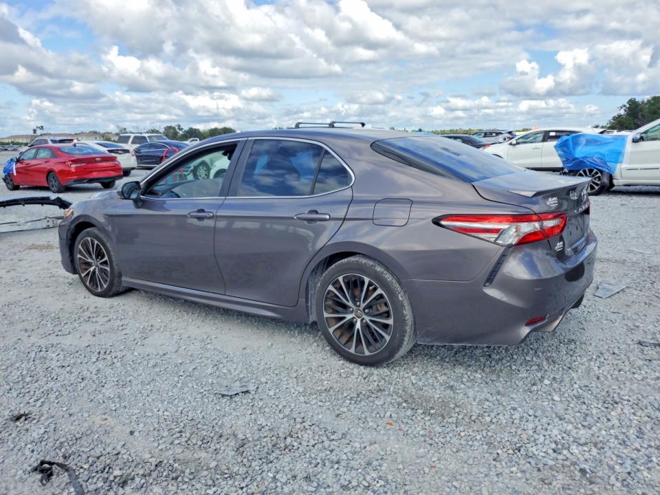 70222276 :رقم المزاد ، 4T1B11HK1JU545518 vin ، 2018 Toyota Camry مزاد بيع