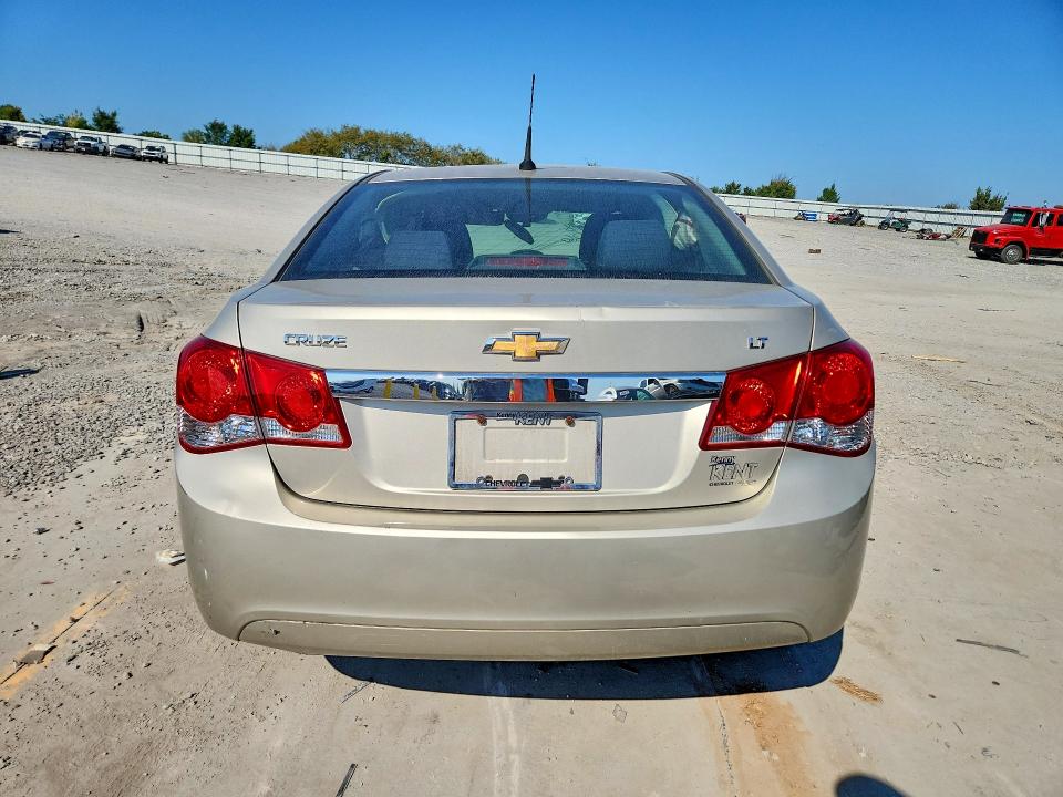 67244696 :رقم المزاد ، 1G1PC5SB8E7447930 vin ، 2014 Chevrolet Cruise مزاد بيع