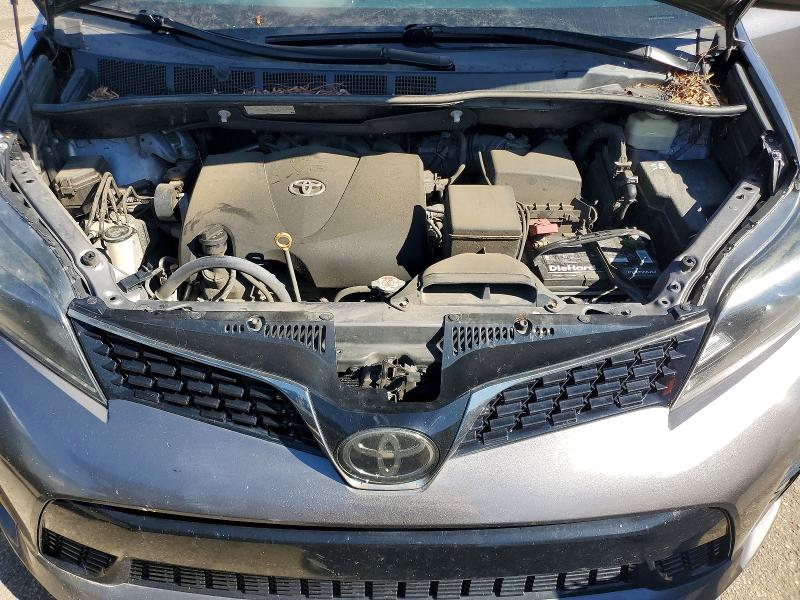 70666976 :رقم المزاد ، 5TDXZ3DC8JS949742 vin ، 2018 Toyota Sienna مزاد بيع