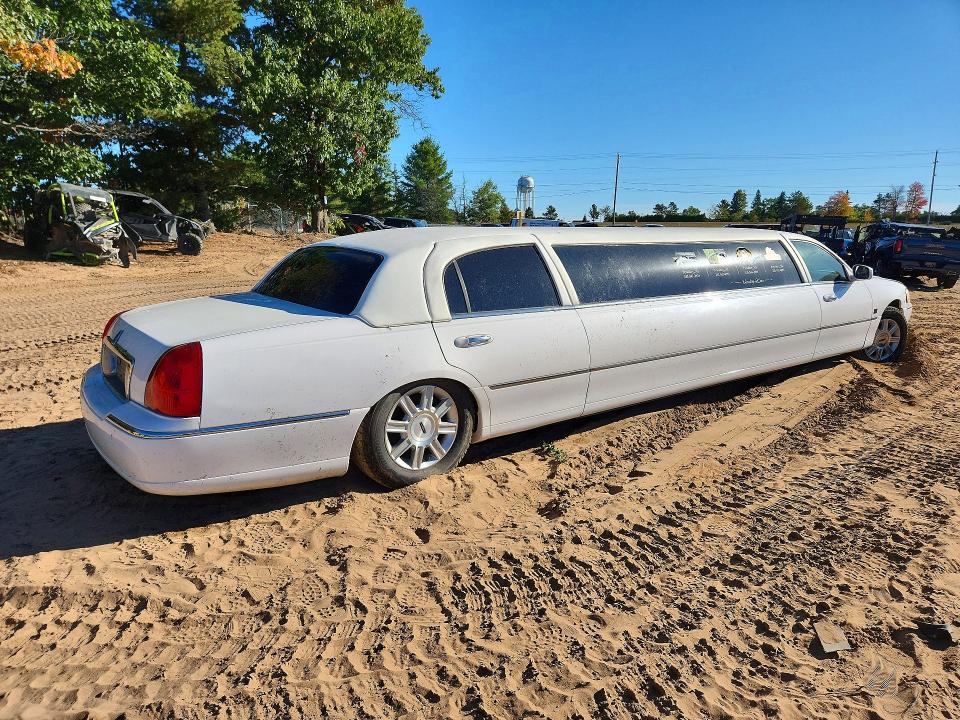 69910216 :رقم المزاد ، 2L1FM88W88X634401 vin ، 2008 Lincoln Town Car مزاد بيع