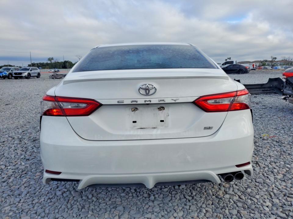 70539926 :رقم المزاد ، 4T1B11HK9JU612303 vin ، 2018 Toyota Camry مزاد بيع