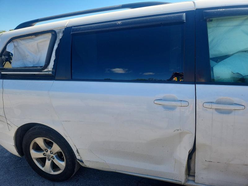 69572346 :رقم المزاد ، 5TDKK3DC6DS324209 vin ، 2013 Toyota Sienna مزاد بيع