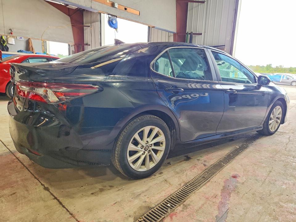 68418246 :رقم المزاد ، 4T1C11AK0MU448636 vin ، 2021 Toyota Camry مزاد بيع