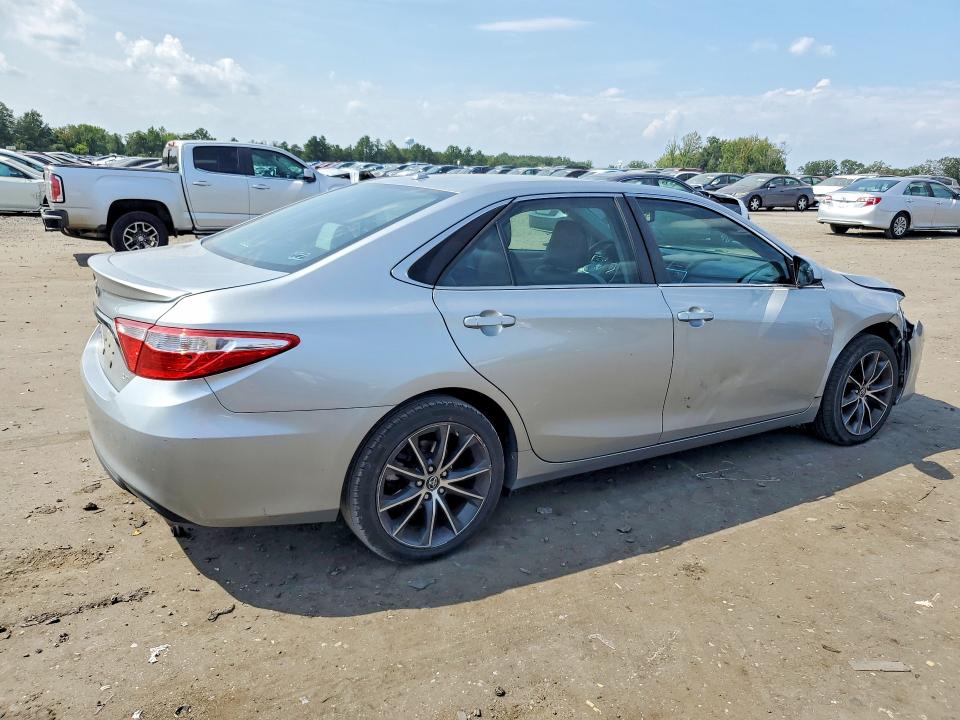 67132086 :رقم المزاد ، 4T1BK1FK0FU556422 vin ، 2015 Toyota Camry مزاد بيع