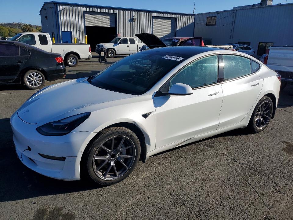 63184606 :رقم المزاد ، 5YJ3E1EA2MF051643 vin ، 2021 Tesla Model 3 مزاد بيع