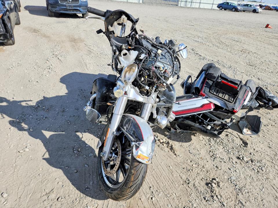 70260496 :رقم المزاد ، 1HD1KEL17FB676120 vin ، 2015 Harley-davidson Flhtk مزاد بيع