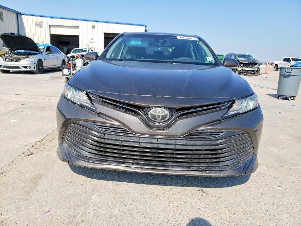 69755806 :رقم المزاد ، 4T1B11HK8JU550456 vin ، 2018 Toyota Camry مزاد بيع