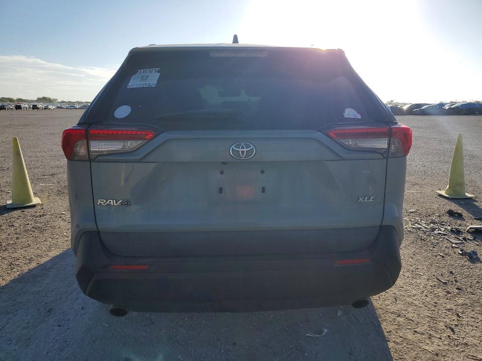 69878426 :رقم المزاد ، 2T3C1RFV8MW165958 vin ، 2021 Toyota Rav4 مزاد بيع