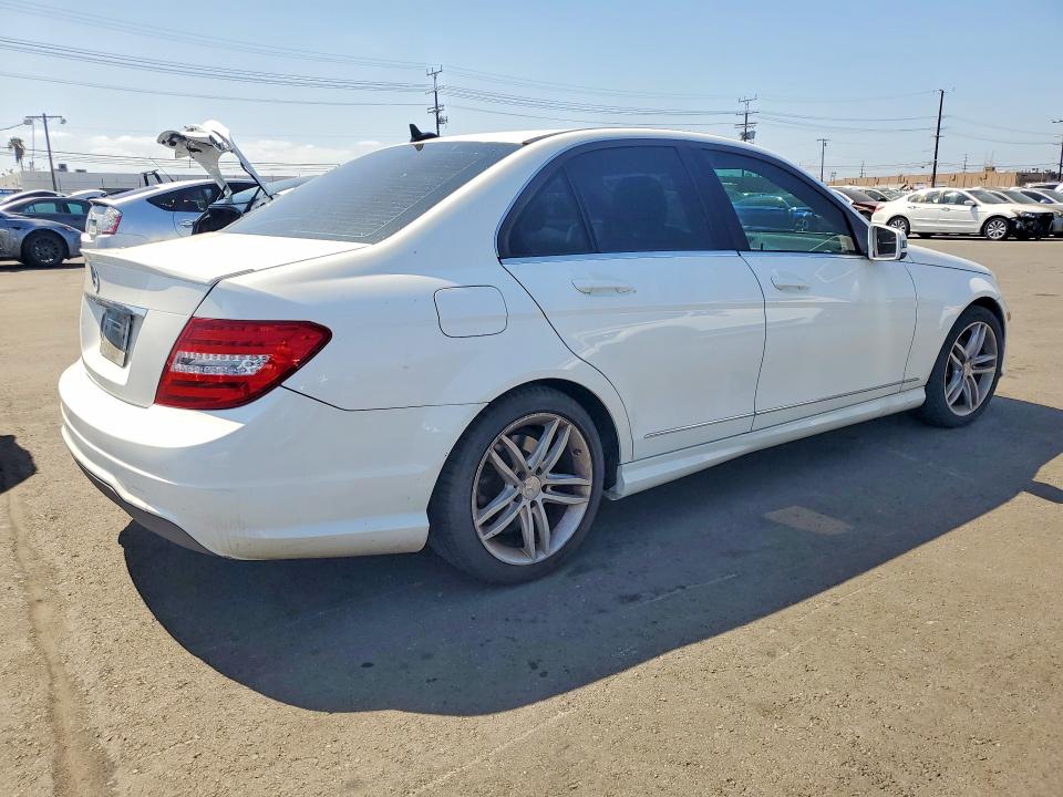 2014 Mercedes-benz C მანქანა იყიდება აუქციონზე, vin: WDDGF4HB9EG198060, აუქციონის ნომერი: 69382426