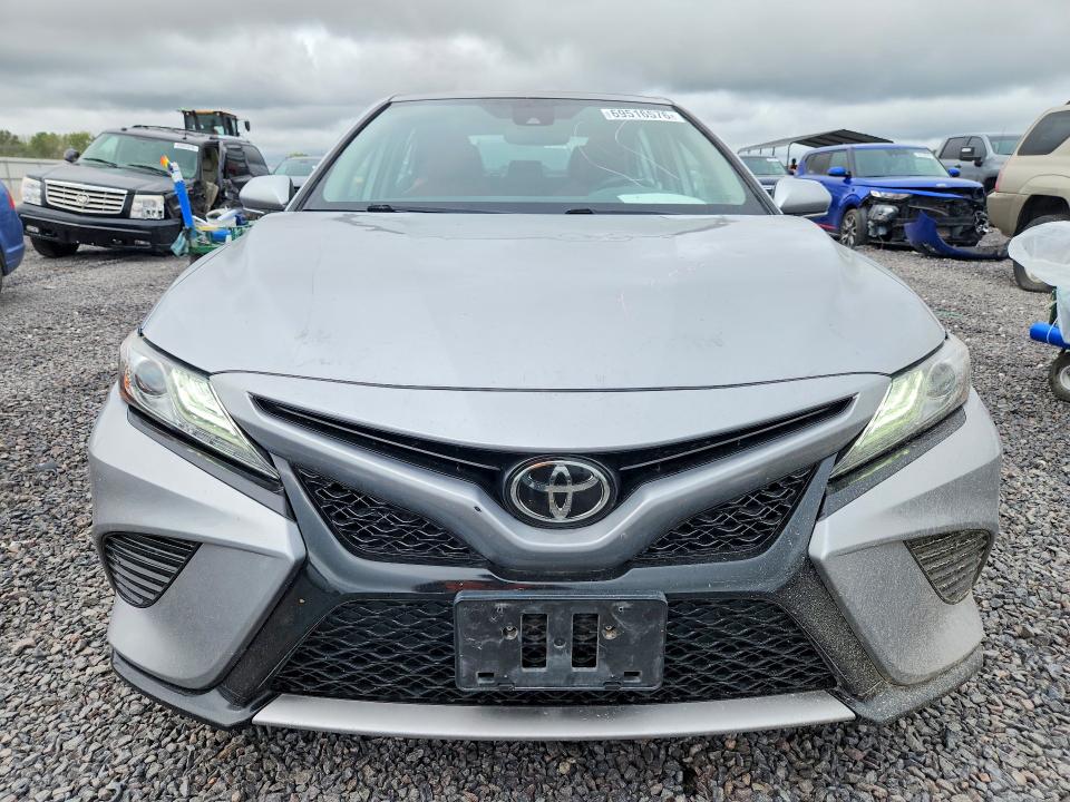 69516576 :رقم المزاد ، 4T1B61HK1KU180440 vin ، 2019 Toyota Camry مزاد بيع