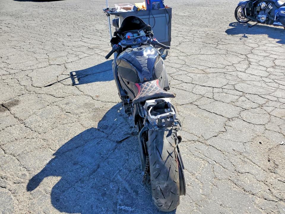 67923076 :رقم المزاد ، JS1GR7KAX62101475 vin ، 2006 Suzuki Gsx-r750 مزاد بيع