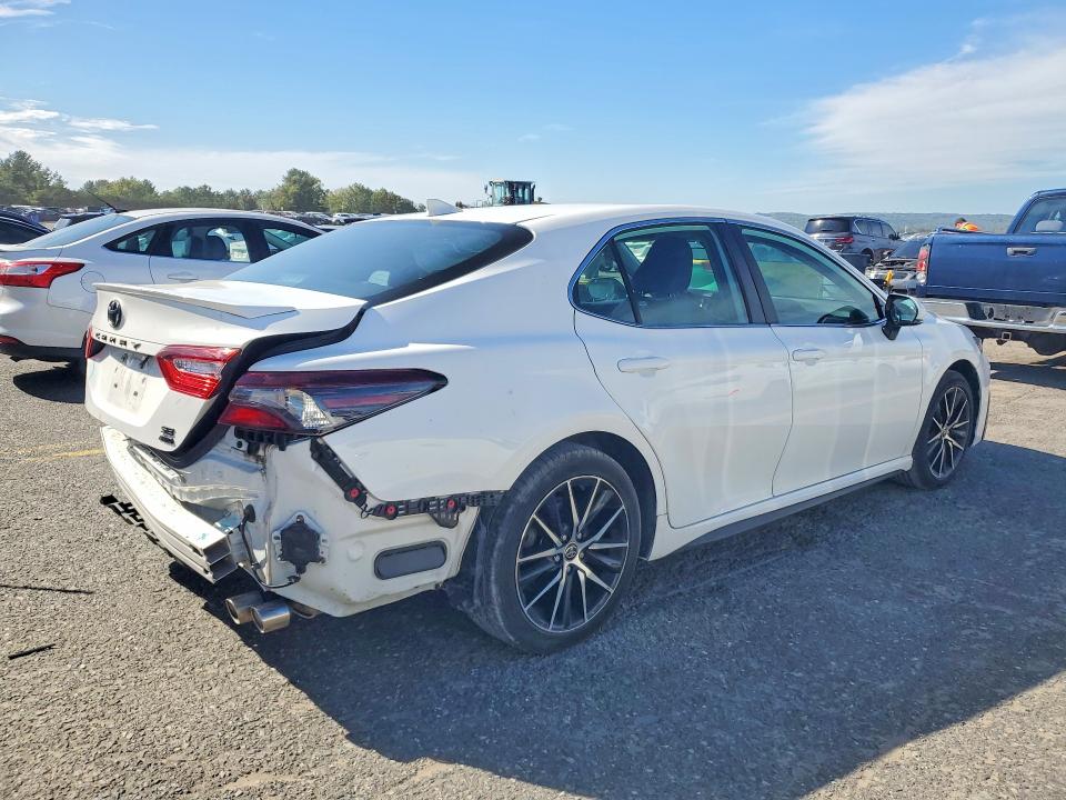 70140646 :رقم المزاد ، 4T1G11BK0MU045191 vin ، 2021 Toyota Camry مزاد بيع