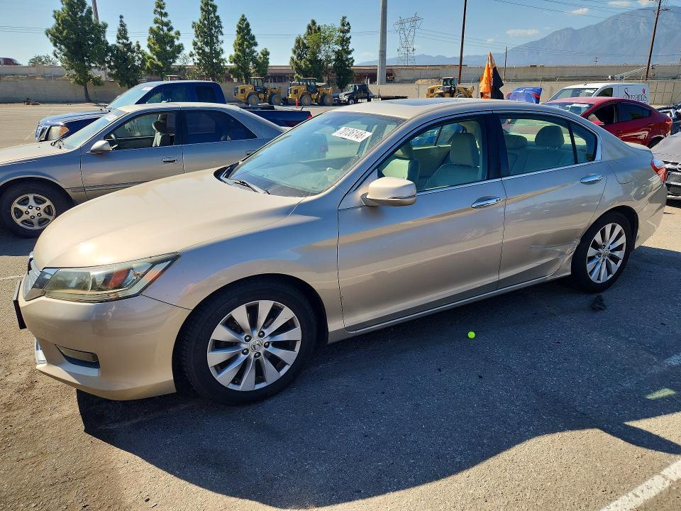 70136146 :رقم المزاد ، 1HGCR2F85FA086499 vin ، 2015 Honda Accord مزاد بيع