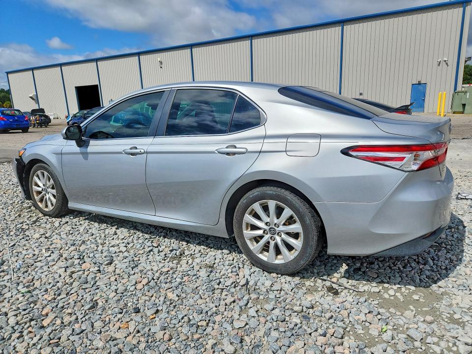 67896466 :رقم المزاد ، 4T1B11HK1JU607497 vin ، 2018 Toyota Camry مزاد بيع