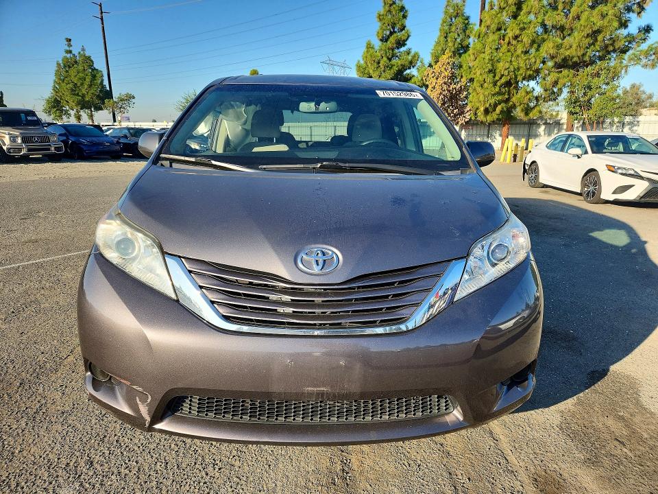 70152986 :رقم المزاد ، 5TDKK3DC1GS762432 vin ، 2016 Toyota Sienna مزاد بيع