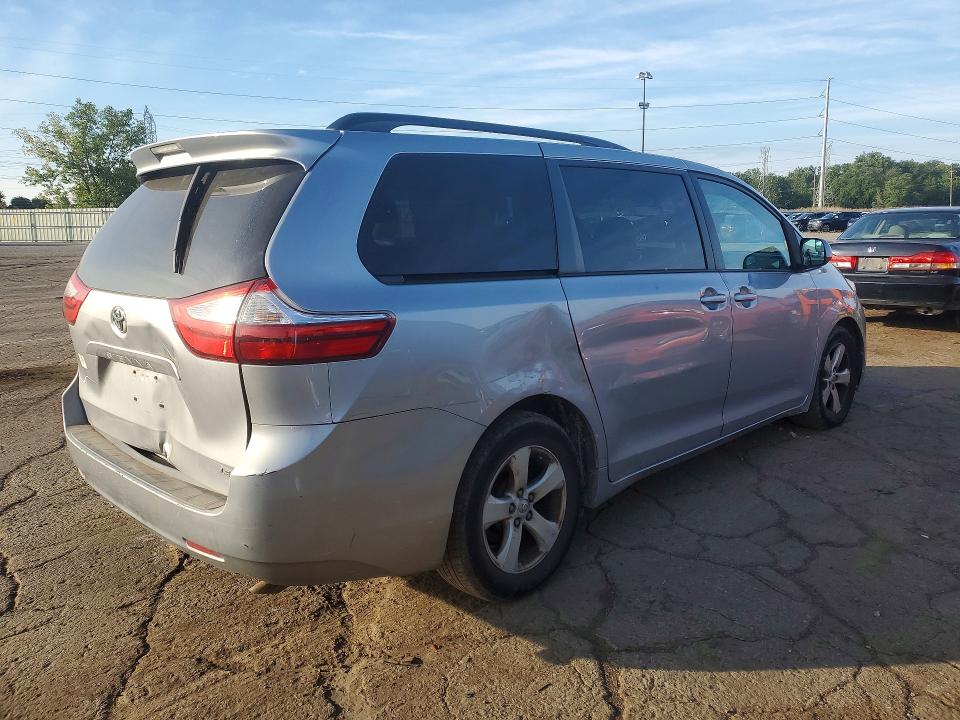 67699156 :رقم المزاد ، 5TDKK3DC8FS565997 vin ، 2015 Toyota Sienna مزاد بيع