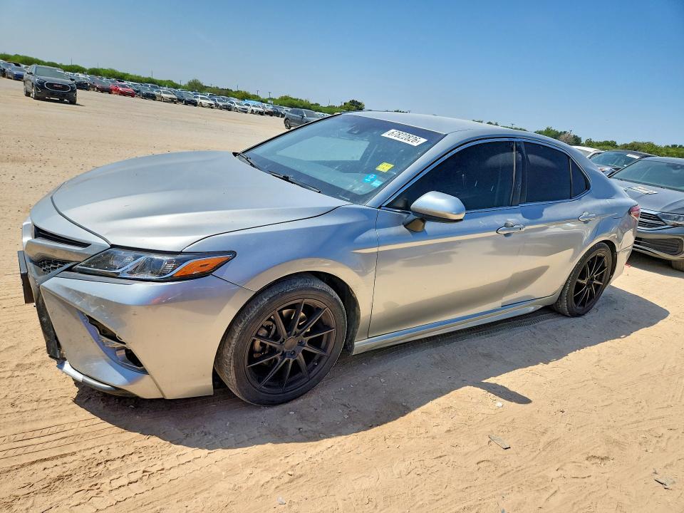 67822826 :رقم المزاد ، 4T1B21HKXJU502888 vin ، 2018 Toyota Camry Hybrid مزاد بيع