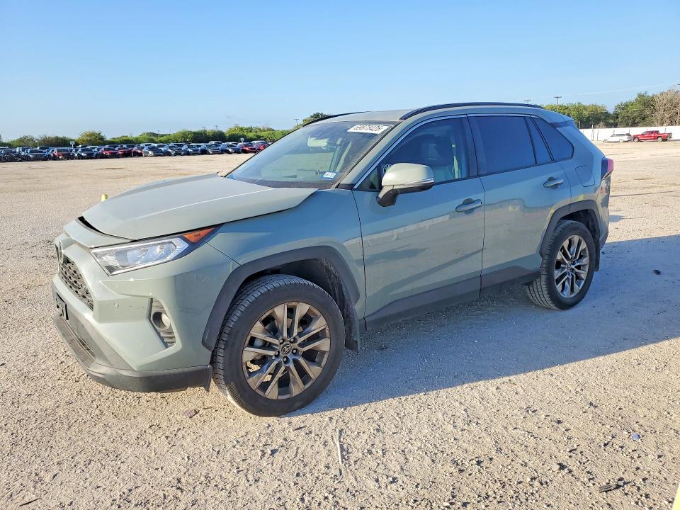 69878426 :رقم المزاد ، 2T3C1RFV8MW165958 vin ، 2021 Toyota Rav4 مزاد بيع