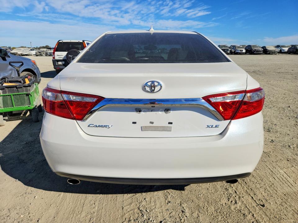 70351566 :رقم المزاد ، 4T1BK1FK2FU561332 vin ، 2015 Toyota Camry مزاد بيع