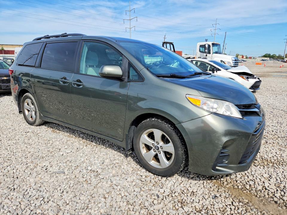 68588606 :رقم المزاد ، 5TDKZ3DC9JS938873 vin ، 2018 Toyota Sienna مزاد بيع