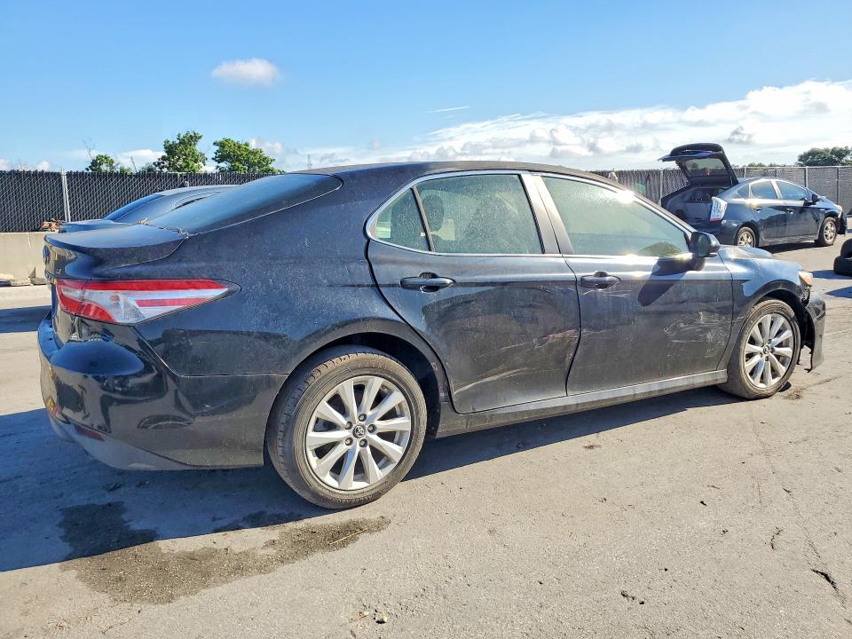 Продаж на аукціоні авто 2018 Toyota Camry, vin: 4T1B11HK0JU068080, номер лоту: 69811316