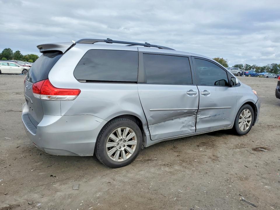 70863106 :رقم المزاد ، 5TDDK3DC3CS039622 vin ، 2012 Toyota Sienna مزاد بيع