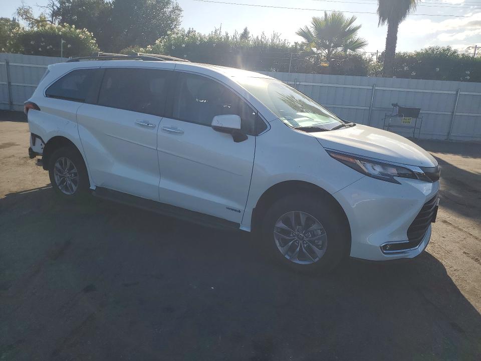 69501086 :رقم المزاد ، 5TDJRKEC5MS041171 vin ، 2021 Toyota Sienna مزاد بيع