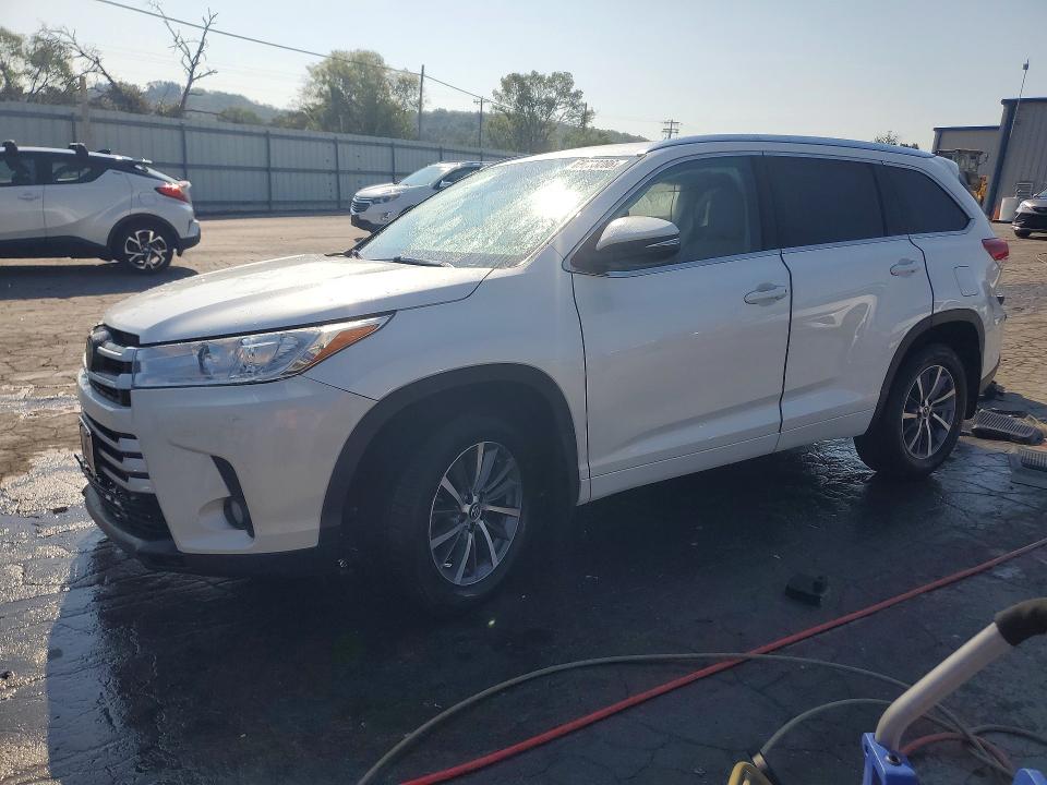 69203286 :رقم المزاد ، 5TDJZRFH4JS845296 vin ، 2018 Toyota Highlander مزاد بيع