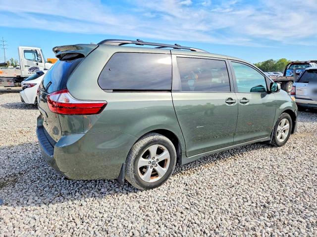 68588606 :رقم المزاد ، 5TDKZ3DC9JS938873 vin ، 2018 Toyota Sienna مزاد بيع