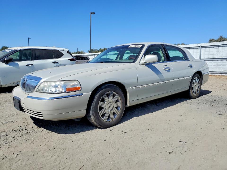 69194926 :رقم المزاد ، 1LNHM82W45Y664491 vin ، 2005 Lincoln Town Car مزاد بيع