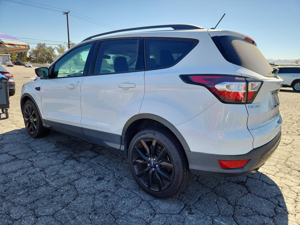 71175266 :رقم المزاد ، 1FMCU0GD9JUB14322 vin ، 2018 Ford Escape مزاد بيع