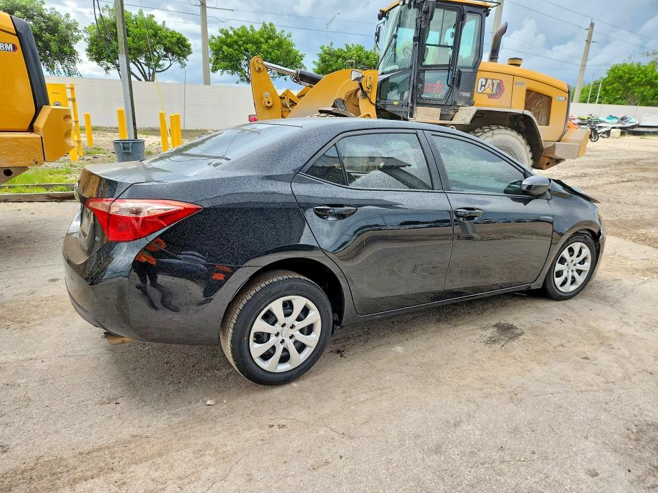 Продажа на аукционе авто 2018 Toyota Corolla, vin: 5YFBURHE8JP832579, номер лота: 68938246