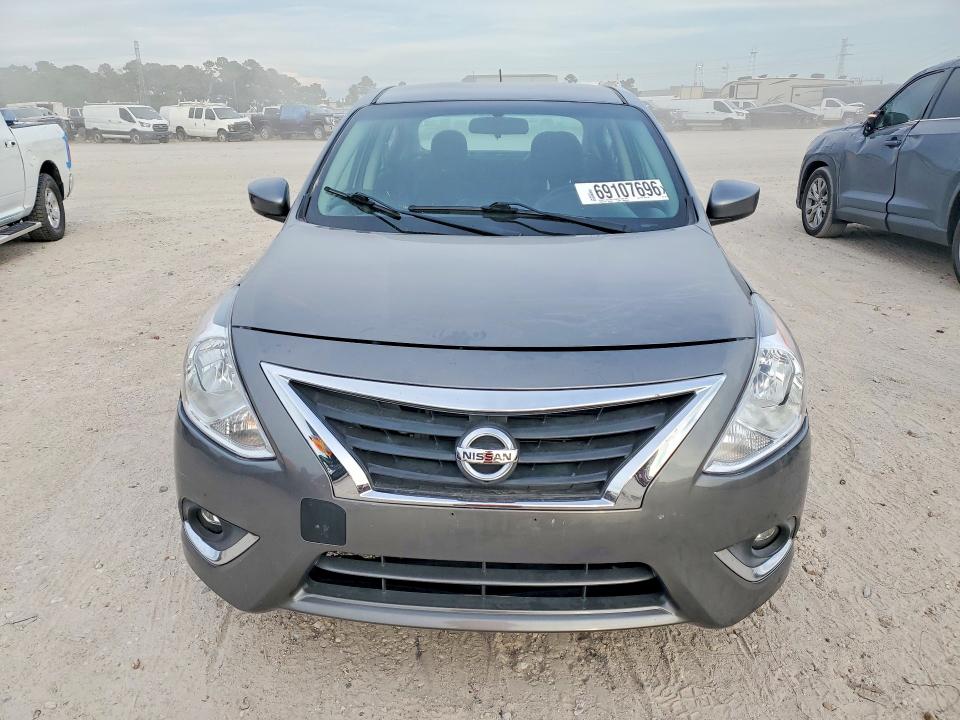 69107696 :رقم المزاد ، 3N1CN7AP3JL872702 vin ، 2018 Nissan Versa مزاد بيع