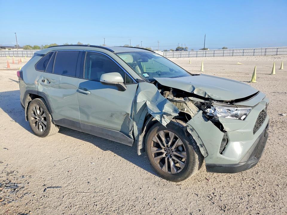69878426 :رقم المزاد ، 2T3C1RFV8MW165958 vin ، 2021 Toyota Rav4 مزاد بيع