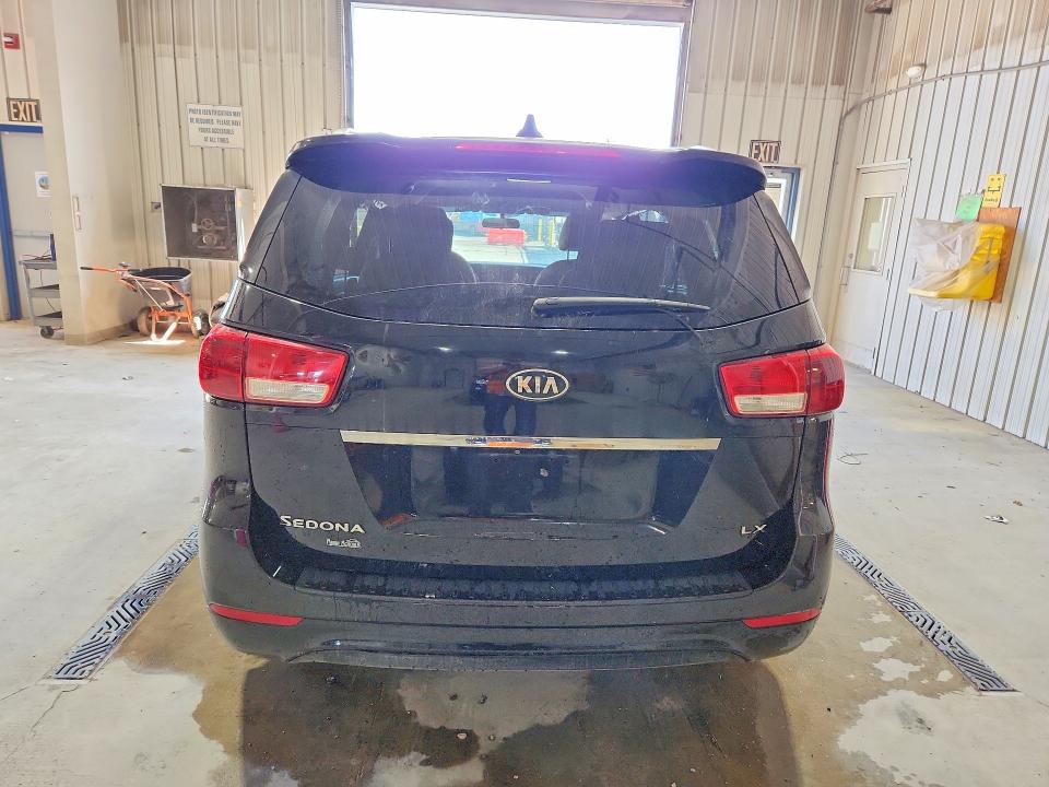 69027976 :رقم المزاد ، KNDMB5C15F6061699         vin ، 2015 Kia Sedona مزاد بيع