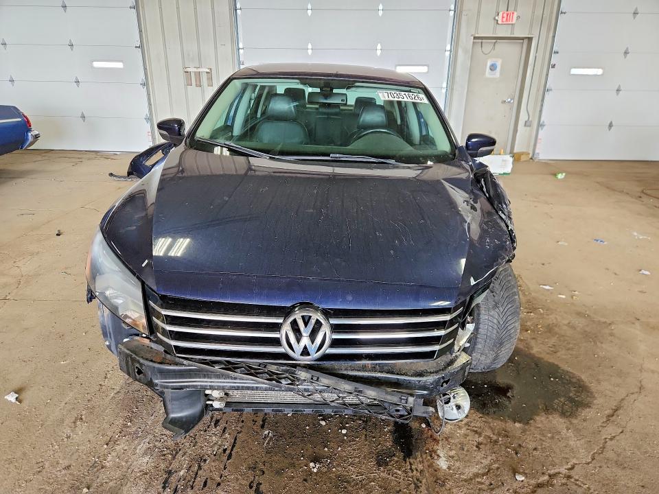 70351626 :رقم المزاد ، 1VWBP7A31DC049070 vin ، 2013 Volkswagen Passat مزاد بيع