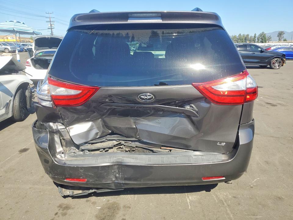 68805616 :رقم المزاد ، 5TDKK3DC2FS592824 vin ، 2015 Toyota Sienna مزاد بيع