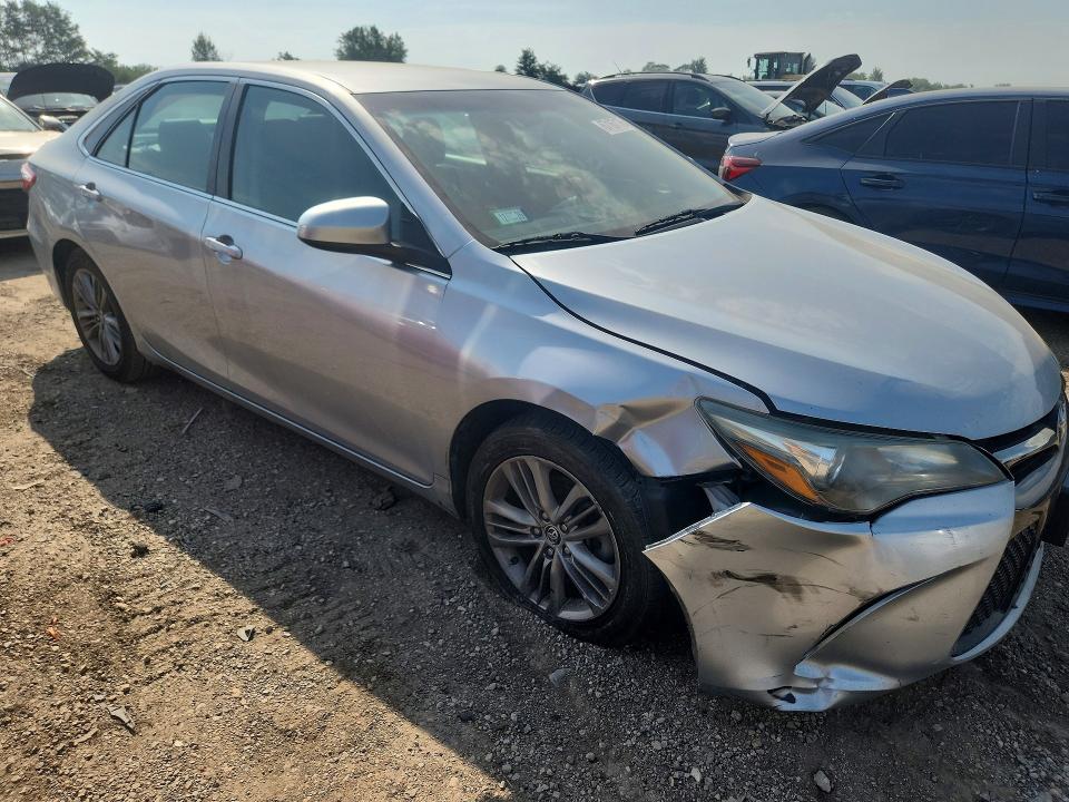 67167176 :رقم المزاد ، 4T1BF1FKXFU984745 vin ، 2015 Toyota Camry مزاد بيع