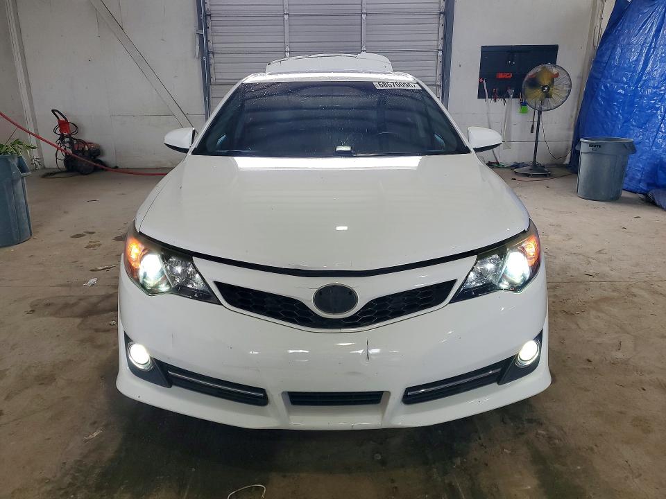 68570096 :رقم المزاد ، 4T1BF1FK5EU386352 vin ، 2014 Toyota Camry مزاد بيع
