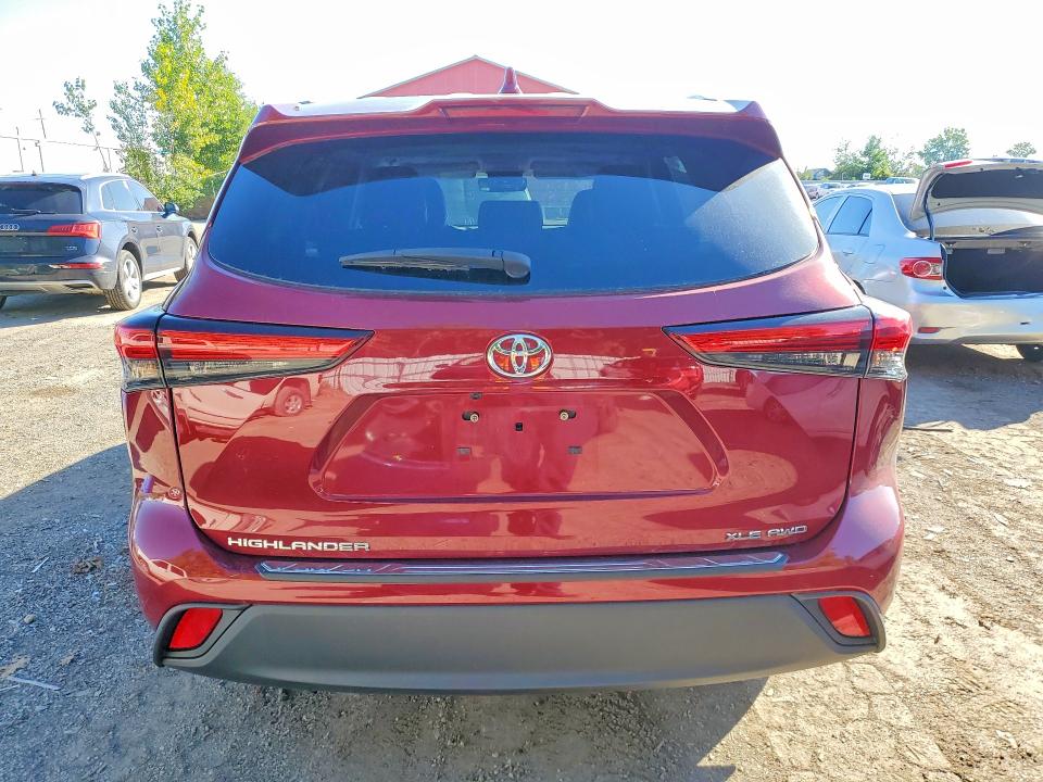 Продажа на аукционе авто 2022 Toyota Highlander, vin: 5TDGZRBH9NS581546, номер лота: 64716646