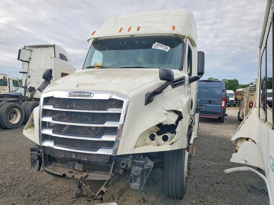 Продажа на аукционе авто 2018 Freightliner Cascadia 126, vin: 3AKJHHDR3JSJR1074, номер лота: 68191736