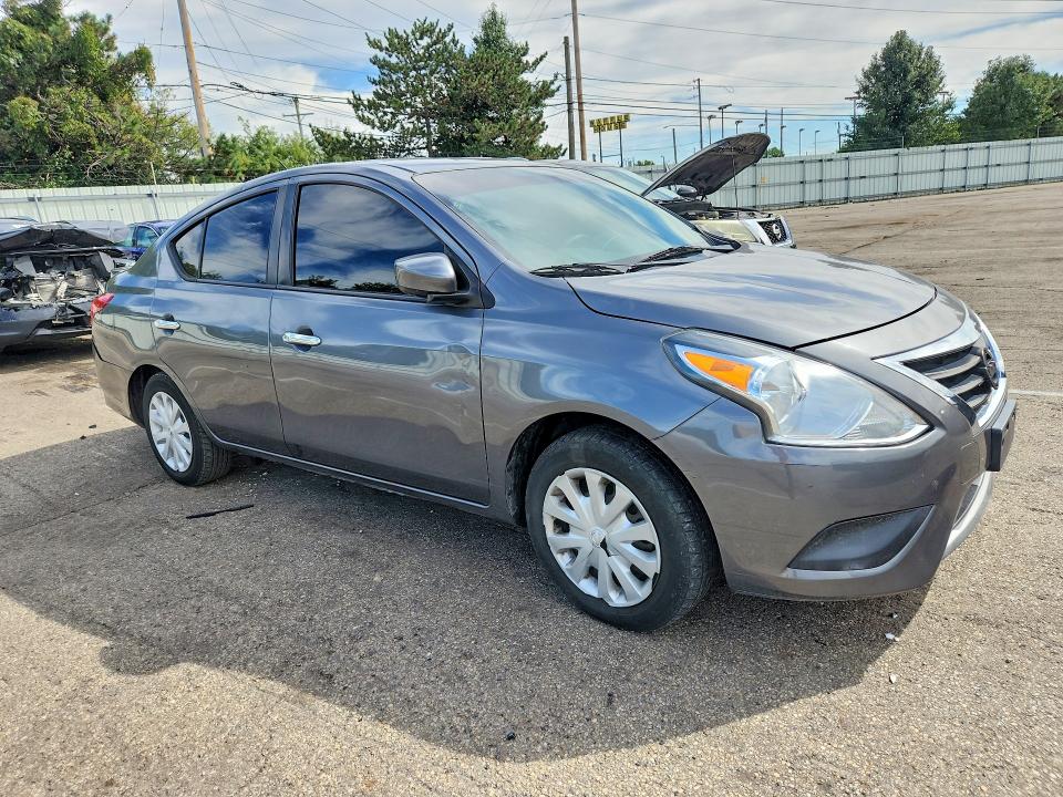 68926676 :رقم المزاد ، 3N1CN7AP8JL803729 vin ، 2018 Nissan Versa مزاد بيع