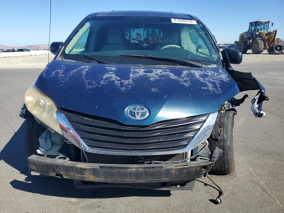 Aukcja sprzedaży 2011 Toyota Sienna, vin: 5TDKK3DC1BS018726, numer aukcji: 71045316