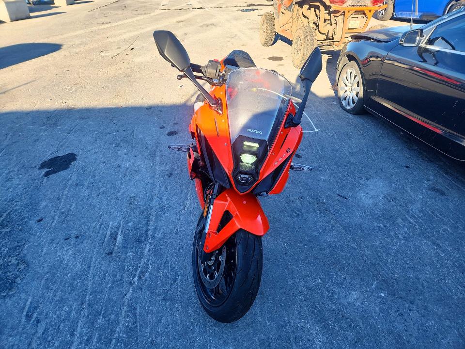 71050006 :رقم المزاد ، JS1EM13B4T7100931 vin ، 2026 Suzuki Gsx800 مزاد بيع