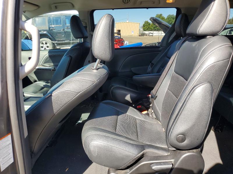 70666976 :رقم المزاد ، 5TDXZ3DC8JS949742 vin ، 2018 Toyota Sienna مزاد بيع