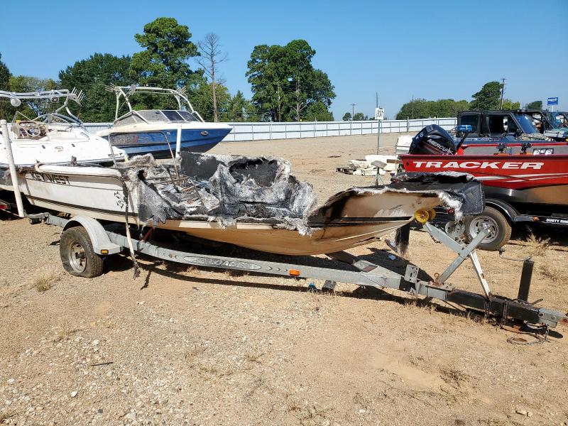 83954305 :رقم المزاد ، KWECB119A999 vin ، 1999 Boat 2020 Center Console مزاد بيع
