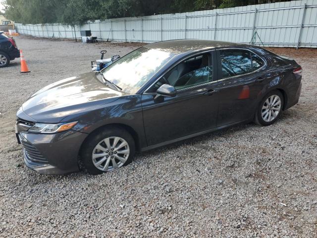 85286005 :رقم المزاد ، 4T1B11HK1JU021141 vin ، 2018 Toyota Camry مزاد بيع