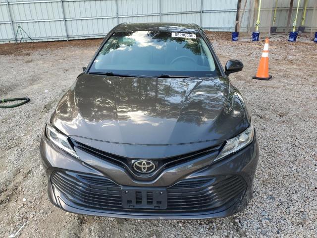 85286005 :رقم المزاد ، 4T1B11HK1JU021141 vin ، 2018 Toyota Camry مزاد بيع